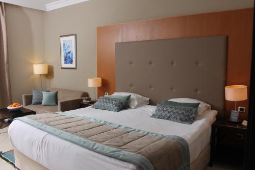 莫纳斯提尔莫纳斯提尔塔拉萨皇家酒店的酒店客房设有一张大床和一张沙发。