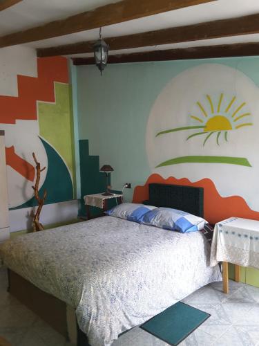 科帕卡巴纳Hostal La Casa del Sol的一间卧室配有一张壁画床