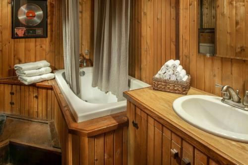 富兰克林Whimsical Gatehouse, Private Porch, Kitchenette的带浴缸和盥洗盆的浴室