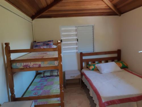 瓜拉雷马CHÁCARA NATUREZA VIVA GUARAREMA的一间卧室配有两张双层床和镜子