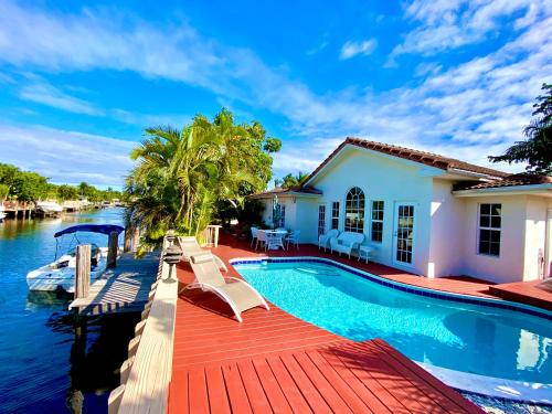 劳德代尔堡Villa-Coral-Ridge的水边的一座房子,有一个游泳池