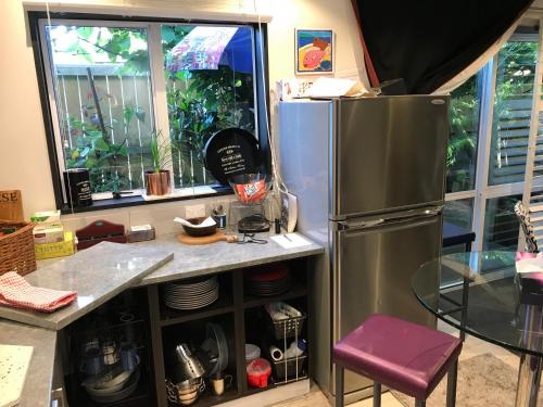 基督城Pryor Haven Chalet Green Retreat in a Lovely Place的厨房配有不锈钢冰箱