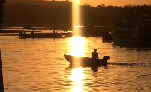 克罗柏坎新丹纳斯坎古旅馆的日落时分在水中的一个男人