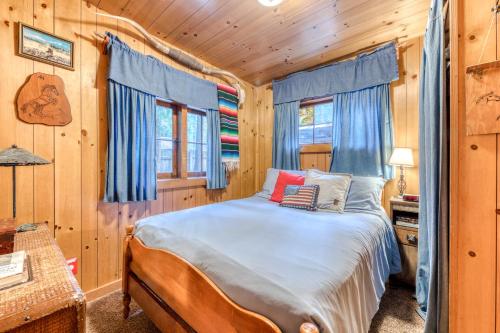 韦尔奇Old Smokey Cabin的小木屋内一间卧室,配有一张床
