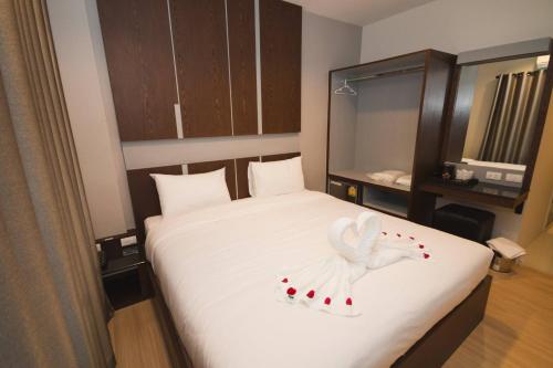 清迈Y智能酒店的一间卧室配有一张带白色天使的床