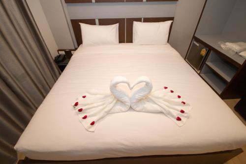 清迈Y智能酒店的两个天鹅在床上做心形