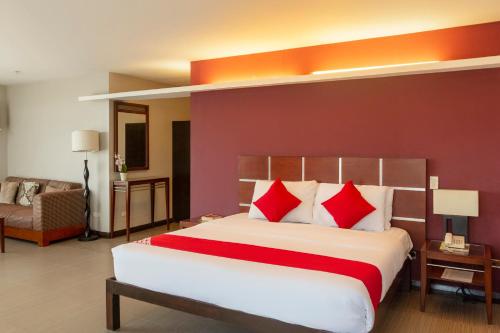 巴科洛德East View Hotel的一间卧室配有一张带红色枕头的大床