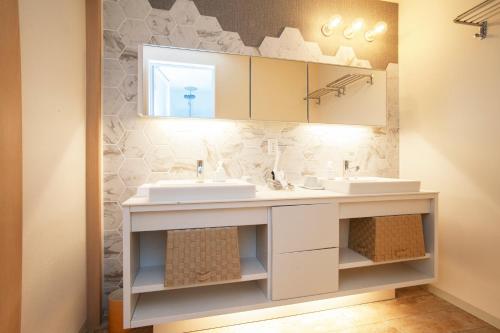 名古屋GRAND BASE Osu的浴室设有2个水槽和镜子