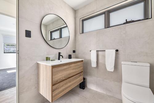 朗塞斯顿Southern Apartments Launceston的一间带水槽和镜子的浴室
