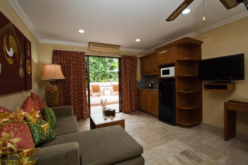 南芭堤雅Baan Souy Resort的带沙发的客厅和厨房