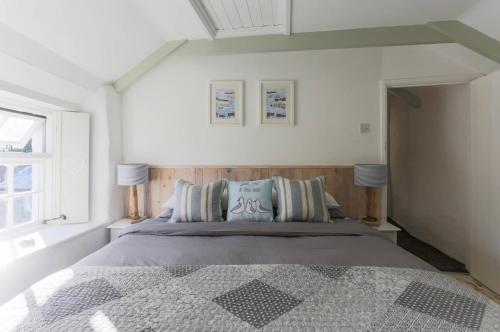 波特洛Gulls Perch的一间卧室配有一张床、两盏灯和一个窗户。