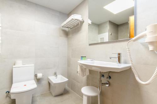 阿利坎特阿利坎特卡斯蒂利亚酒店的一间带水槽、卫生间和镜子的浴室