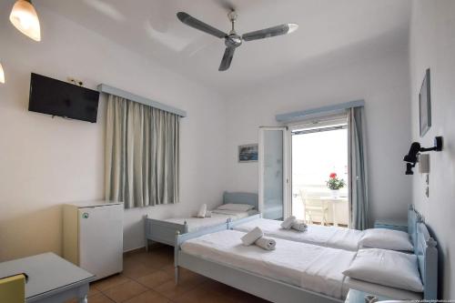 德里奥斯艾维酒店的酒店客房设有两张床和窗户。