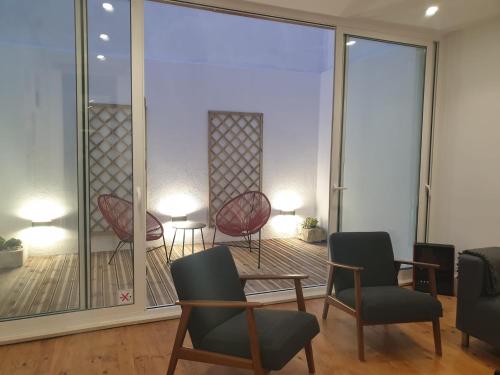 里斯本里斯本居家公寓的一间设有椅子和大窗户的等候室
