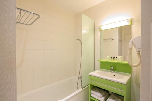 里昂维拉门奇酒店的浴室配有白色浴缸和水槽