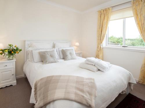 BowsdenBarmoor Ridge的一间卧室设有两张带白色床单的床和窗户。
