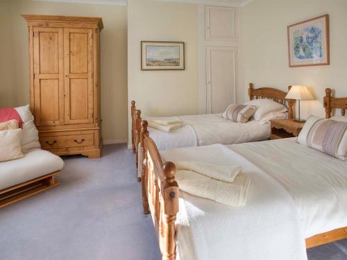 BowsdenBarmoor Ridge的一间卧室配有三张床和一张沙发