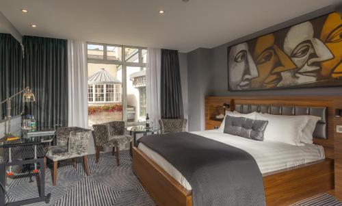 科克奥丽尔住宅酒店的酒店客房带一张床、一张桌子和椅子