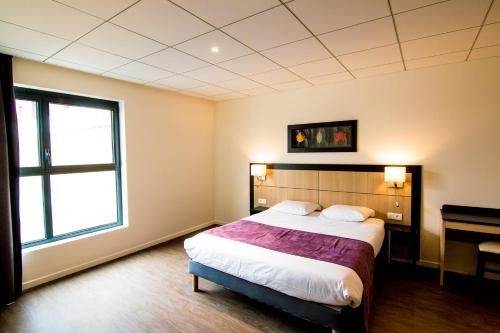 泰昂维泰昂维郁金香公寓式酒店的一间卧室设有一张大床和一个窗户。