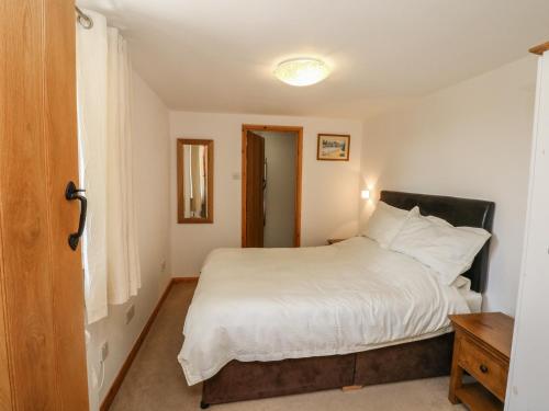 大托灵顿Lundy View Cottage的卧室配有白色的床和窗户。
