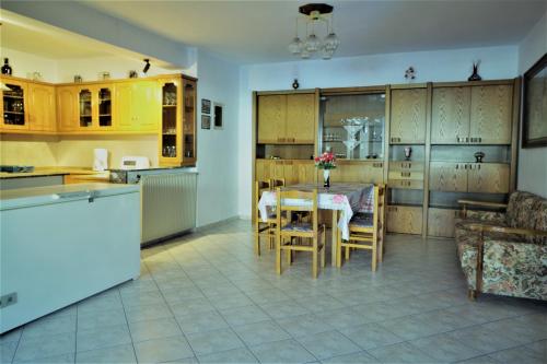 斯卡拉索提罗斯Vranas Property的厨房以及带桌椅的用餐室。