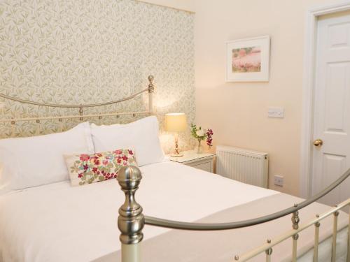 WolsinghamOld Queen's Head的卧室配有白色的床和枕头