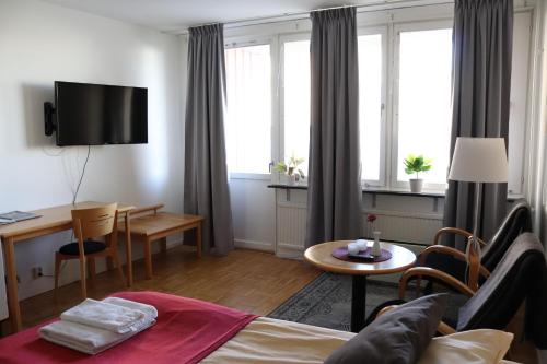 舍夫德RS Lägenhetshotell Skövde的客厅配有沙发和桌子
