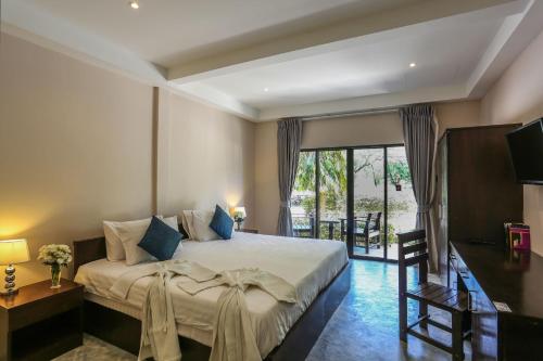 Naiharn Beach Resort - SHA Plus Extra客房内的一张或多张床位