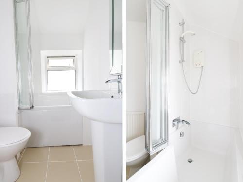 TrevilleyThe Coach House的白色的浴室设有水槽和卫生间。