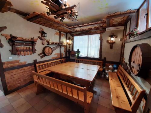 SnyatynЛагуна的一间带木桌和长凳的用餐室