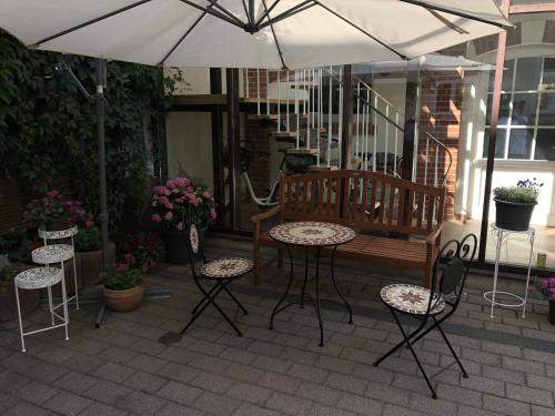 托尔高托尔高中心酒店的庭院配有桌椅和遮阳伞。