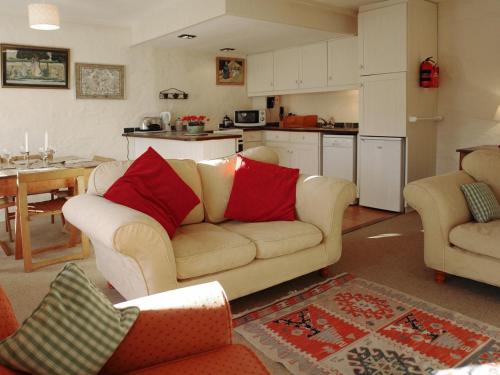 博德明Dick Cottage的带沙发的客厅和厨房