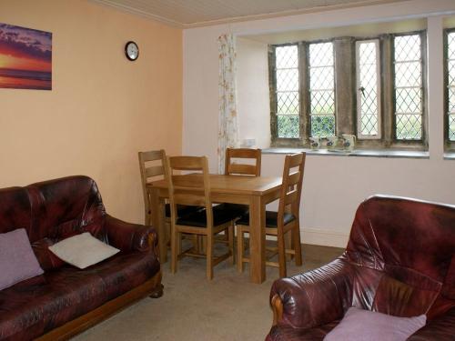 以撒港Tresungers Cottage的客厅配有木桌和椅子