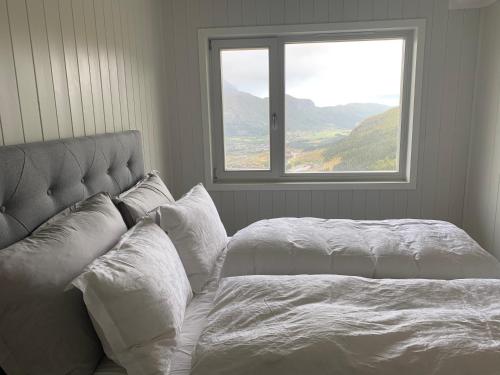 海姆瑟达尔Skarsnuten Panorama 67的一间卧室设有一张大床和窗户