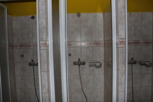 伊钦Turistická chata Prachov的一间设有两个淋浴间的浴室