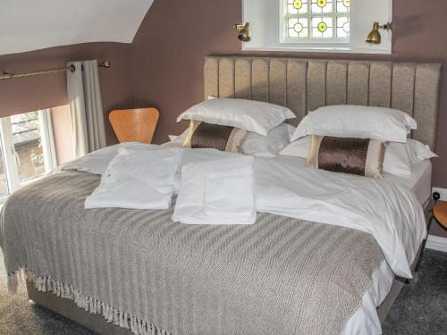 巴纳德城堡The Little Flat的一张配有白色床单和枕头的大床
