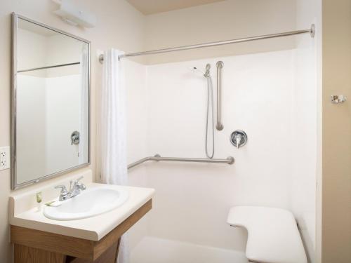 威克斯巴勒WoodSpring Suites Wilkes-Barre的一间带水槽和镜子的浴室
