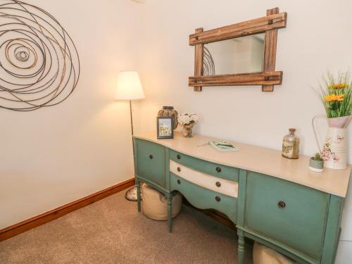 波特马多克2 Bryn Eglwys的客房配有带台灯和镜子的书桌