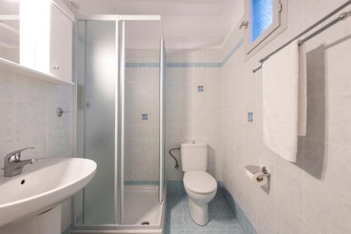 艾丽奇Angeliki Seaside Hotel的浴室配有卫生间、盥洗盆和淋浴。