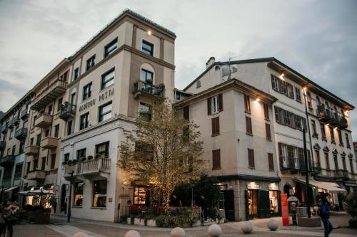 科莫波斯塔设计酒店的街上两栋建筑,前面的人在走