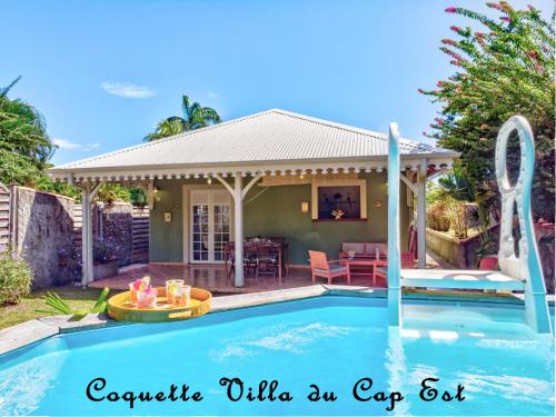 勒弗朗索瓦Coquette villa du Cap Est的别墅前设有游泳池