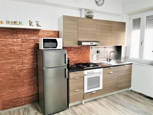 洛雷托Casa MaMiDa的厨房配有冰箱和微波炉。