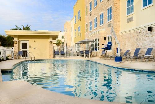 维洛海滩Staybridge Suites - Vero Beach, an IHG Hotel的大楼前的游泳池