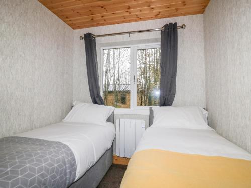 特鲁罗Lodge Three的小型客房 - 带2张床和窗户