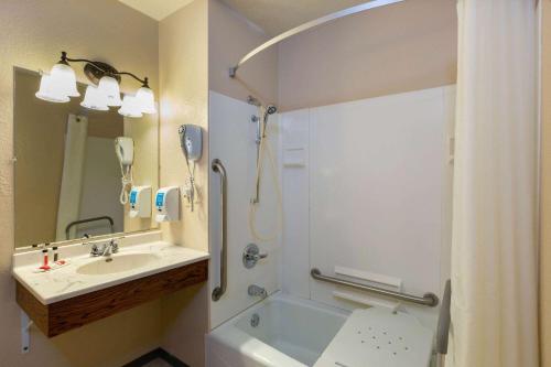 伯米吉伯米吉速8酒店的带淋浴和盥洗盆的浴室