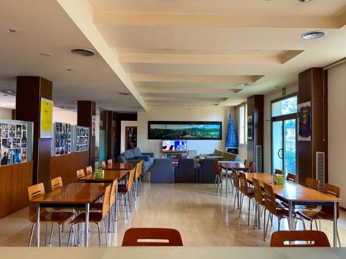 贝尔加贝尔加公园酒店的餐厅设有桌椅和沙发。