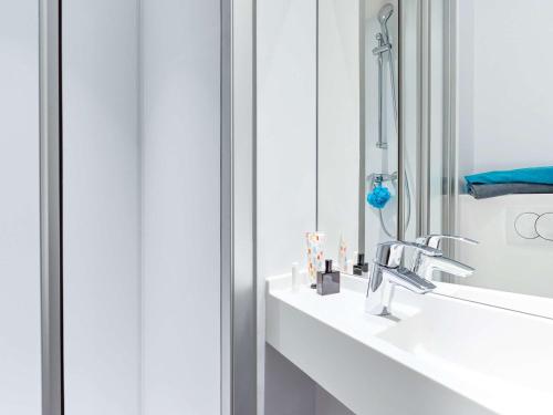 圣马洛圣马洛F1酒店的一间带水槽和镜子的浴室