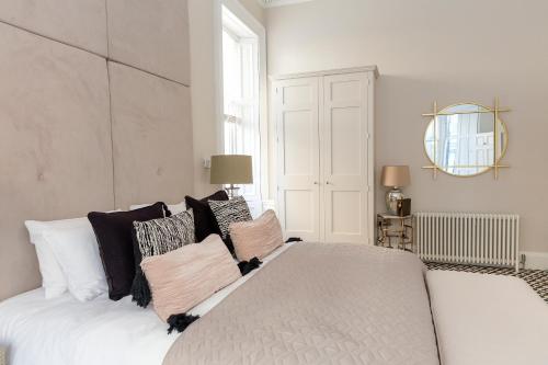 爱丁堡莱恩酒店的卧室配有带枕头的大型白色床