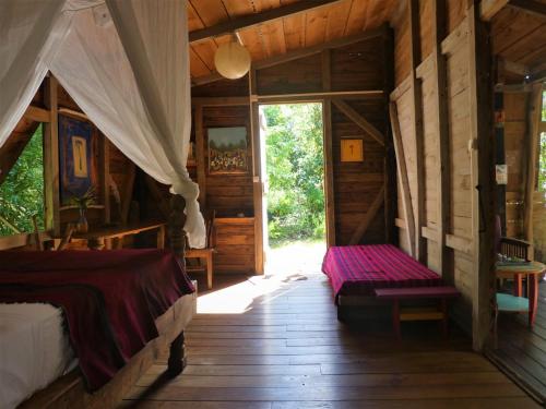 圣弗朗索瓦智慧加勒比度假屋的木屋内的卧室配有一张床