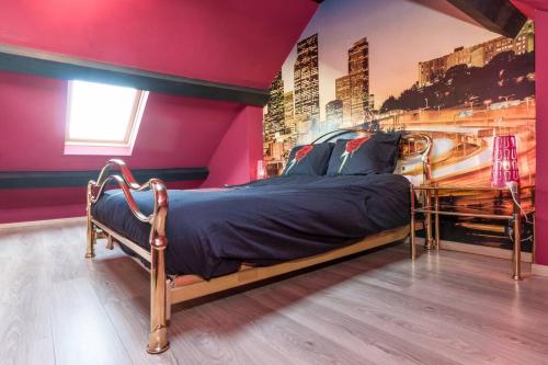 布鲁日Duplex appertement met zicht Damse vaart @ Brugge的粉红色客房内的一间卧室,配有一张大床